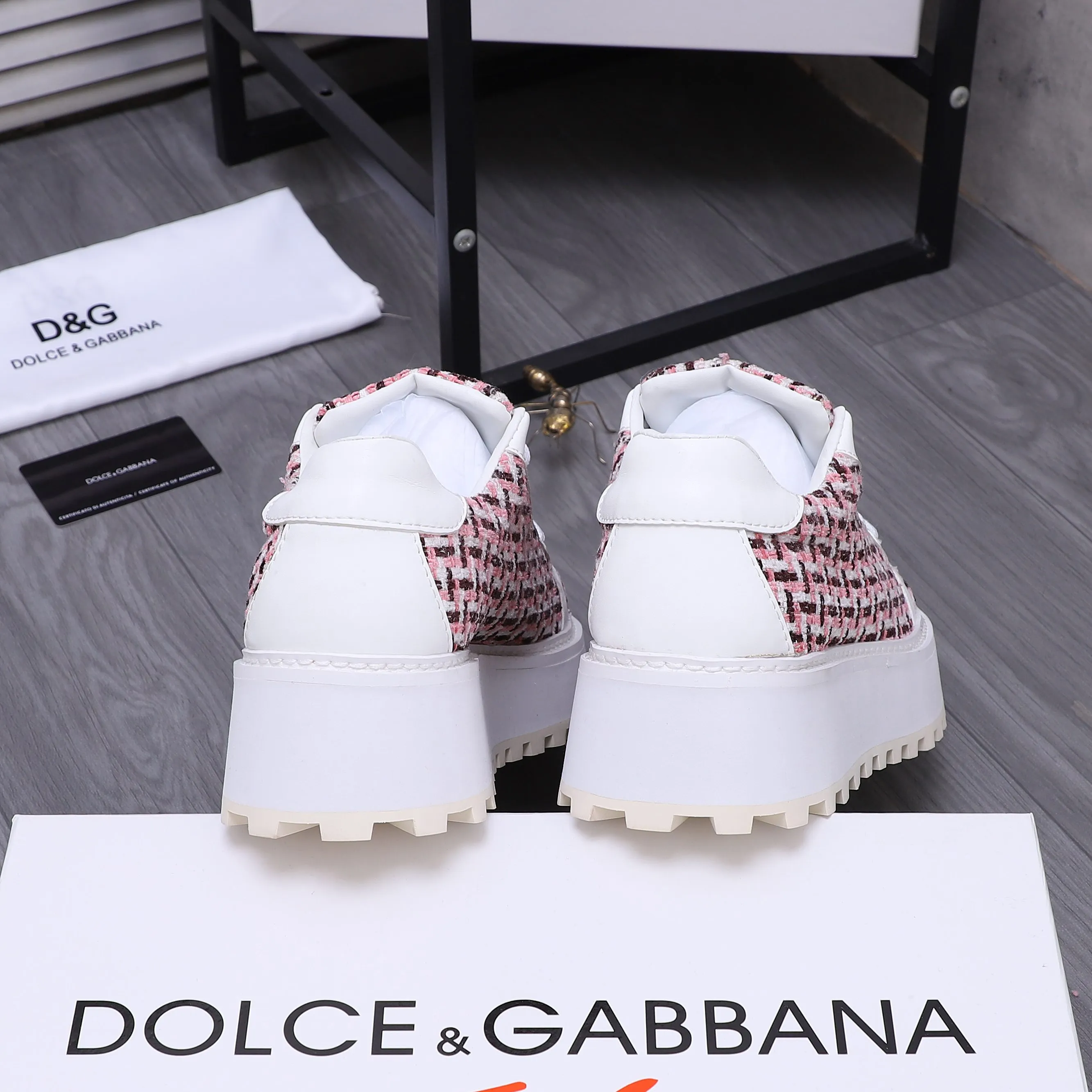 Men's shoes 💰442 Product trademark: DG (Dolce & Gabbana) casual shoes for couples. Regular size: 36-46 (45.46 is custom-made and non-returnable). Product material: Selected terry stitching cowhide upper, leather lining, cowhide insole, non-slip rubber outsole